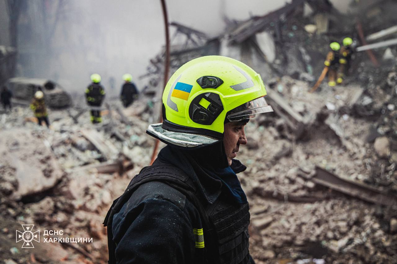 У Харкові добу тривають аварійно-рятувальні роботи на місці ворожого удару (фото)