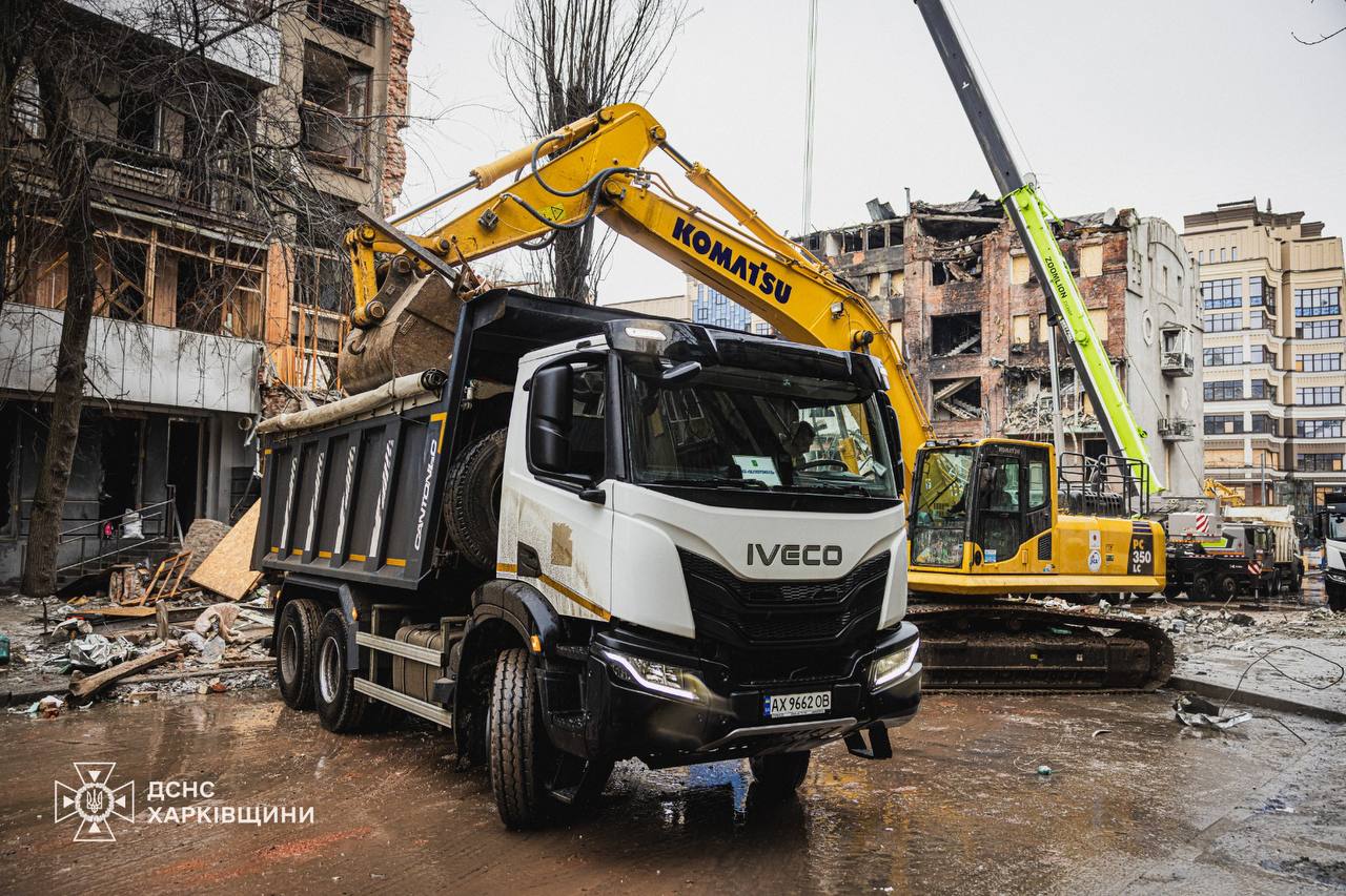 У Харкові добу тривають аварійно-рятувальні роботи на місці ворожого удару (фото)
