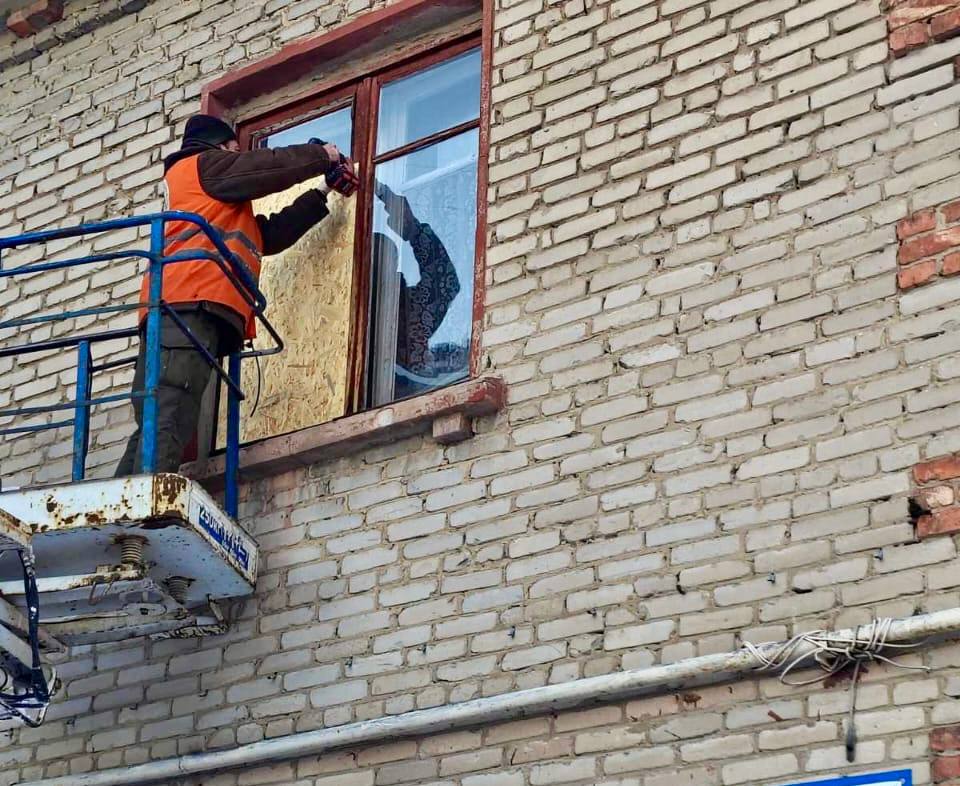 Комунальники Харкова усувають наслідки ударів росіян