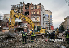 У Харкові продовжуються роботи на місці влучання російських ракет (фото)