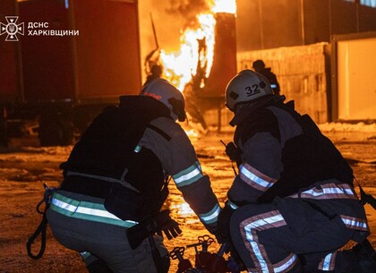 Як гасять пожежу після удару по поштовому терміналу під Харковом: ДСНС врятували 30 людей (відео, фото)