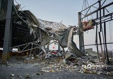 У передмісті Харкова продовжують усувати наслідки ракетного удару по поштовому терміналу (фото)