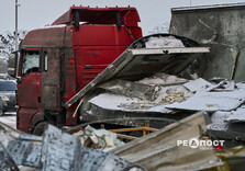 У передмісті Харкова продовжують усувати наслідки ракетного удару по поштовому терміналу (фото)