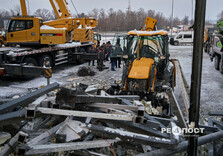У передмісті Харкова продовжують усувати наслідки ракетного удару по поштовому терміналу (фото)
