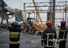 У передмісті Харкова продовжують усувати наслідки ракетного удару по поштовому терміналу (фото)