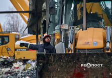 У передмісті Харкова продовжують усувати наслідки ракетного удару по поштовому терміналу (фото)