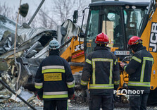 У передмісті Харкова продовжують усувати наслідки ракетного удару по поштовому терміналу (фото)