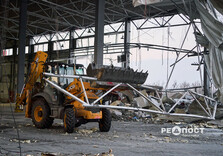 У передмісті Харкова продовжують усувати наслідки ракетного удару по поштовому терміналу (фото)