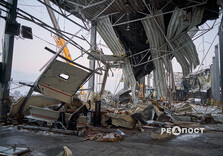 У передмісті Харкова продовжують усувати наслідки ракетного удару по поштовому терміналу (фото)