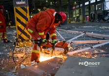 У передмісті Харкова продовжують усувати наслідки ракетного удару по поштовому терміналу (фото)