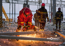 У передмісті Харкова продовжують усувати наслідки ракетного удару по поштовому терміналу (фото)