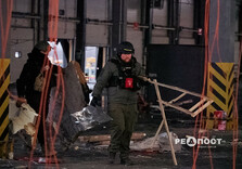 У передмісті Харкова продовжують усувати наслідки ракетного удару по поштовому терміналу (фото)