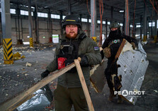 У передмісті Харкова продовжують усувати наслідки ракетного удару по поштовому терміналу (фото)