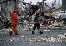 У передмісті Харкова продовжують усувати наслідки ракетного удару по поштовому терміналу (фото)