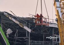 У передмісті Харкова продовжують усувати наслідки ракетного удару по поштовому терміналу (фото)