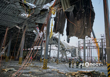 У передмісті Харкова продовжують усувати наслідки ракетного удару по поштовому терміналу (фото)