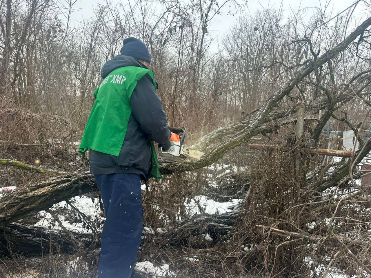 Комунальники наводять лад на харківських кладовищах
