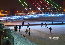 Харків'яни зробили ковзанку під відомим мостом (фото)
