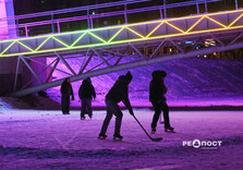 Харків'яни зробили ковзанку під відомим мостом (фото)