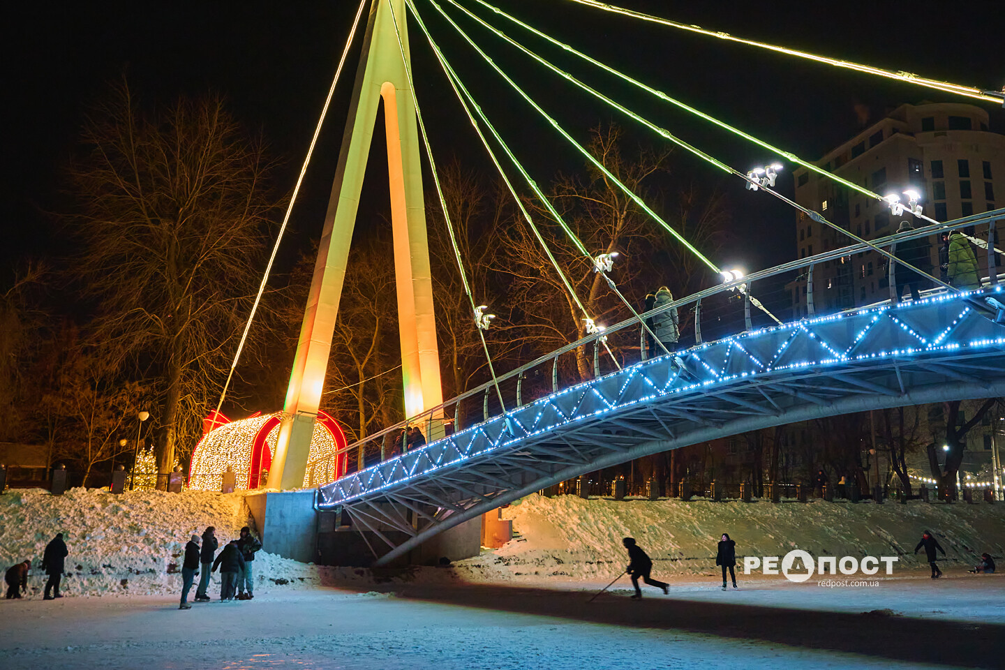 Харків'яни зробили ковзанку під відомим мостом (фото)