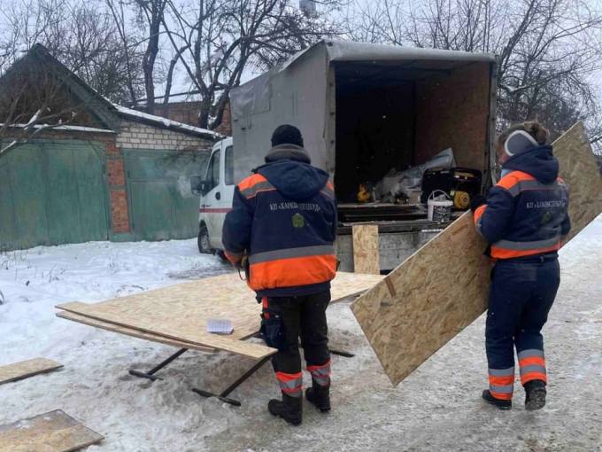 Комунальники Харкова закрили вибиті після нічної атаки вікна (фото)