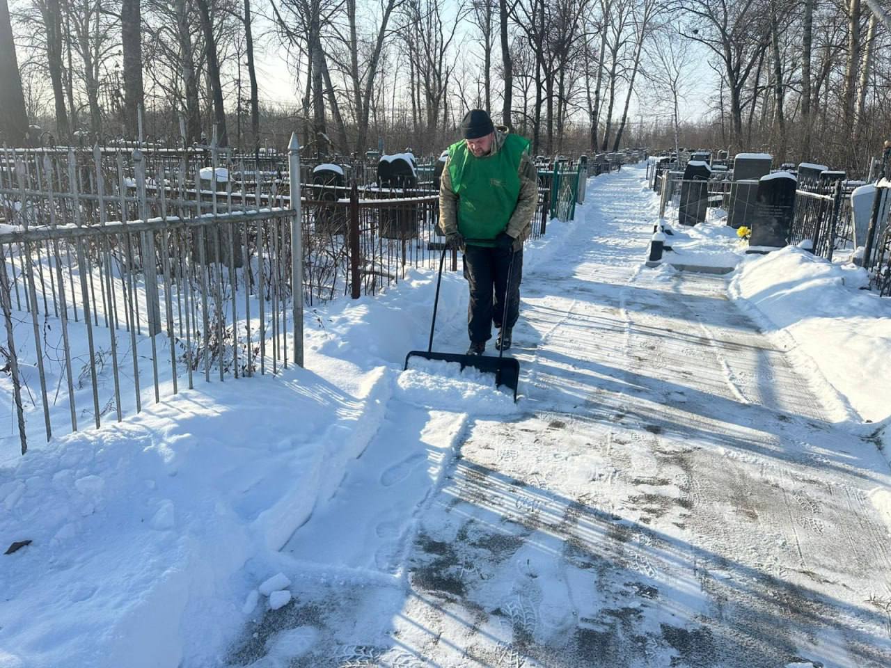 Харківські комунальники продовжують впорядковувати території кладовищ