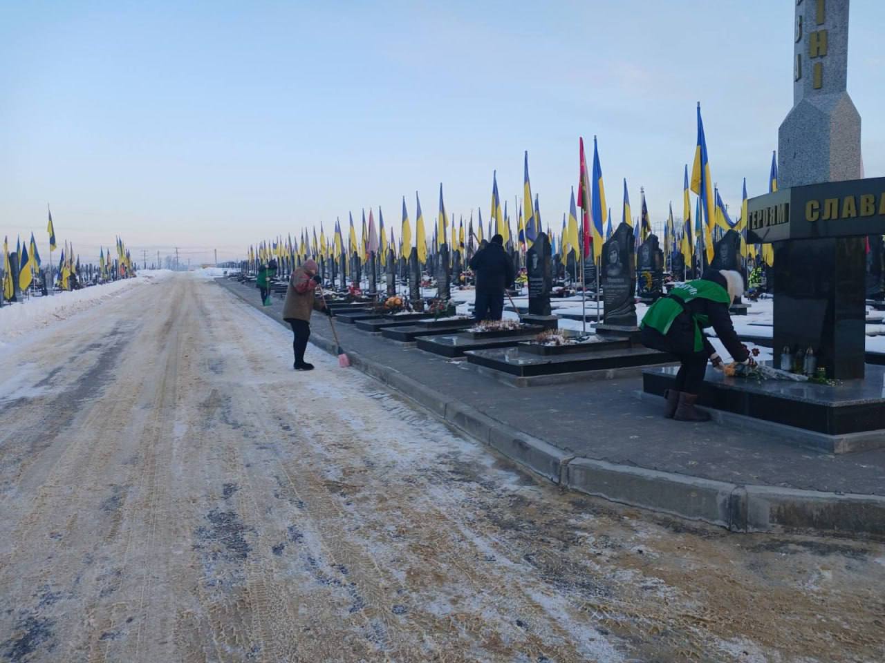Харківські комунальники продовжують впорядковувати території кладовищ