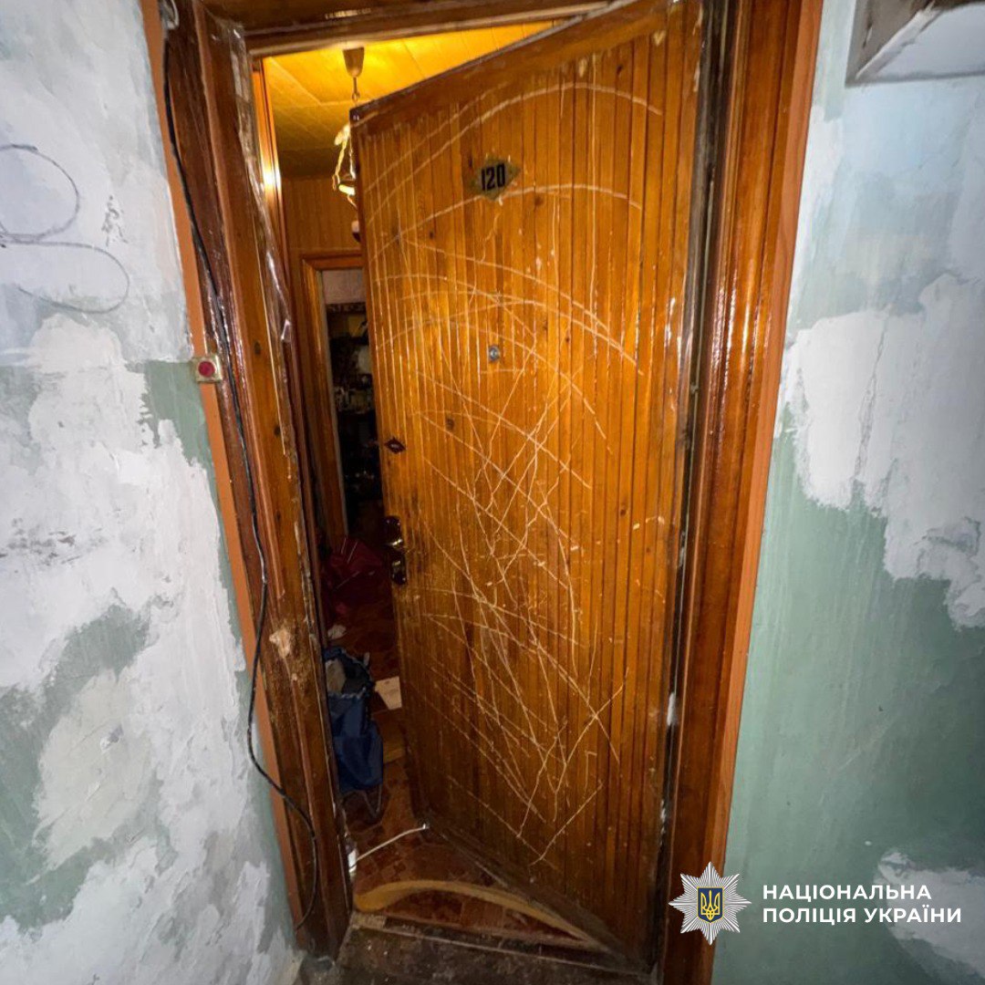 Бив молотком та різав ножем жінку: психічно хворий сусід жорстоко вбив літню містянку у Харкові