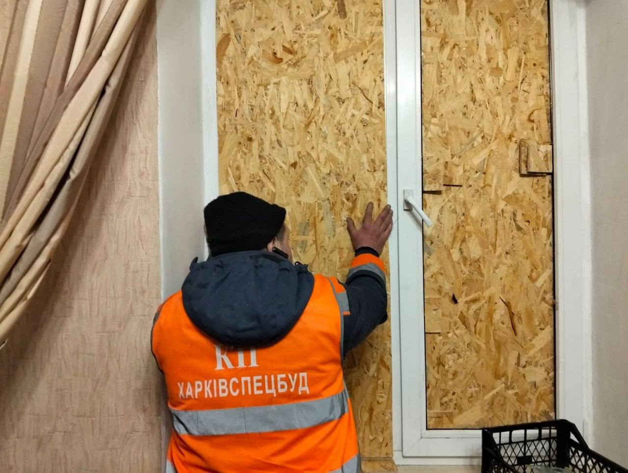 Харківські комунальники ліквідовують наслідки обстрілів