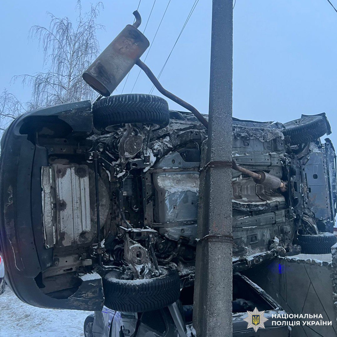 Ford Fusion закинуло на легковик, що стояв на узбіччі харківської траси