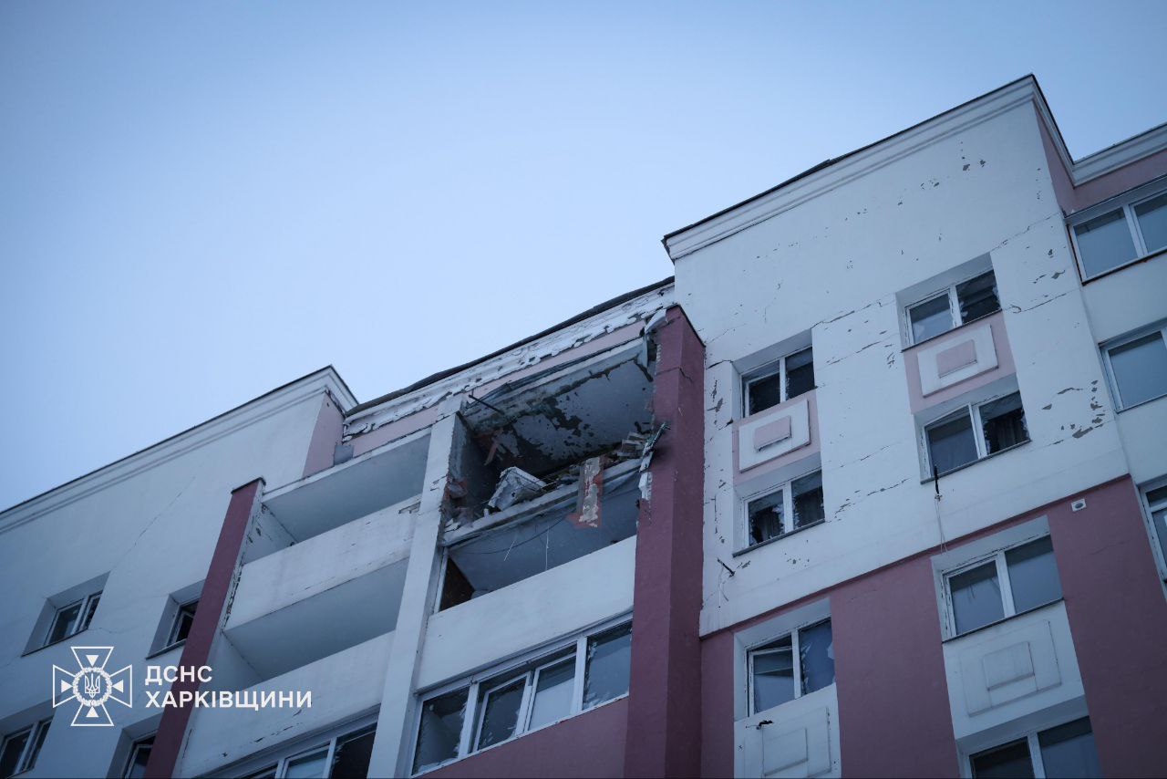 Надзвичайники показали наслідки удару росіян по харківській багатоповерхівці