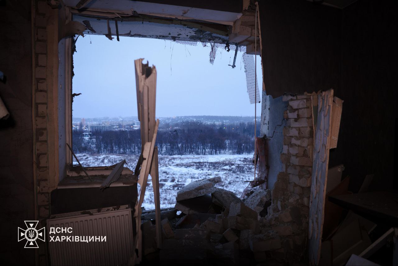 Надзвичайники показали наслідки удару росіян по харківській багатоповерхівці
