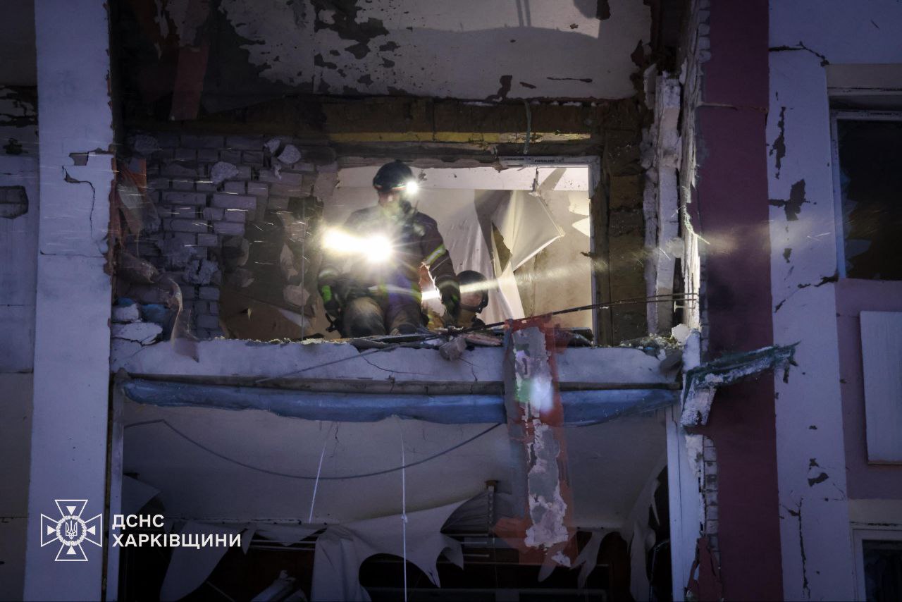 Надзвичайники показали наслідки удару росіян по харківській багатоповерхівці