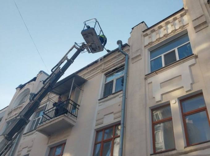 Новини Харкова: комунальники прибрали кілометр бурулек з дахів