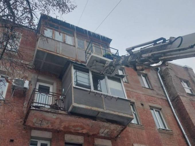 Новини Харкова: комунальники прибрали кілометр бурулек з дахів