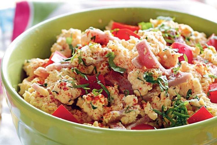 Швидкий та ситний сніданок: скрембл з паприкою та шинкою