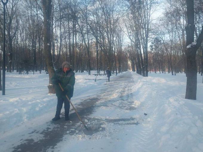 Новини Харкова: прибирання снігу в парках міста