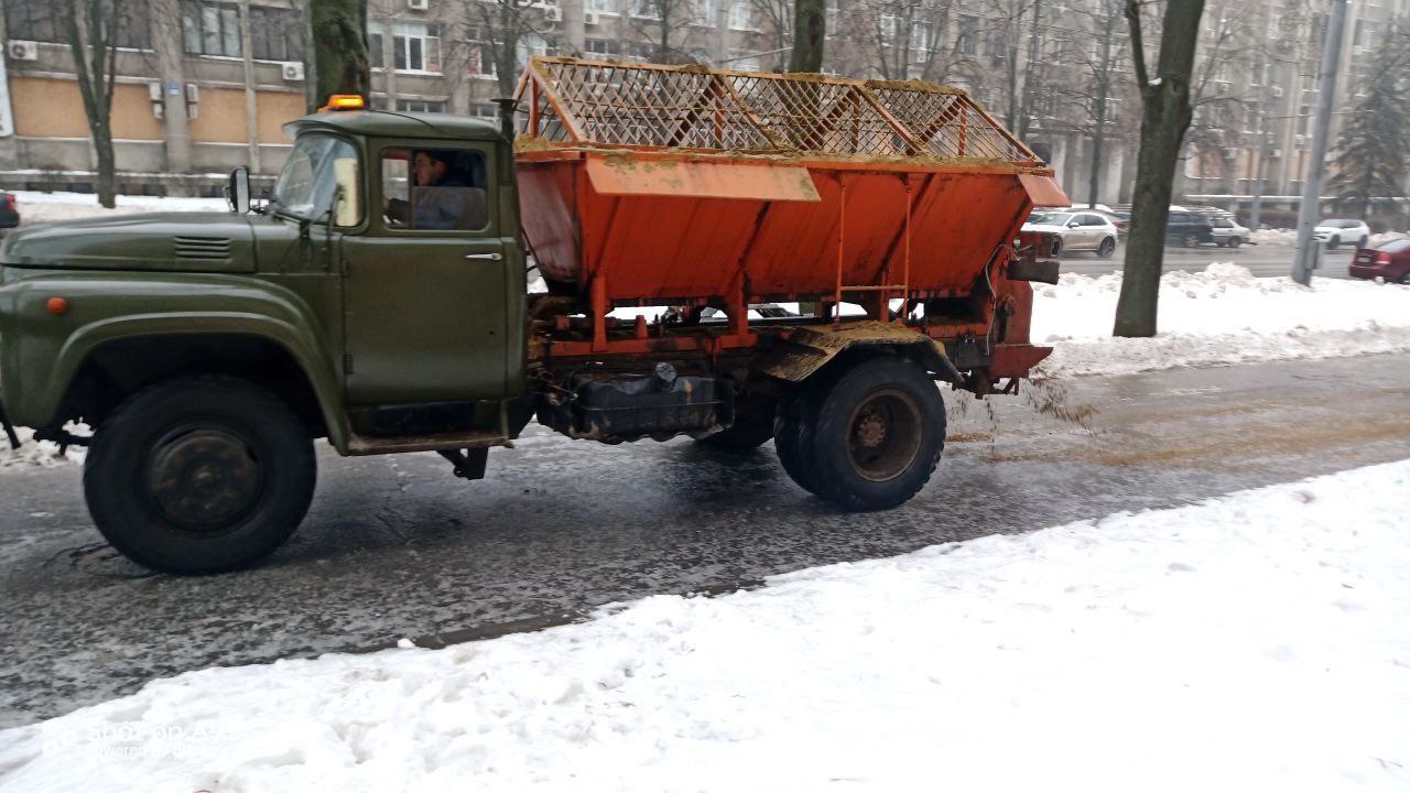 Майже 2 000 комунальників Харкова усунули ожеледицю на дорогах загального користування