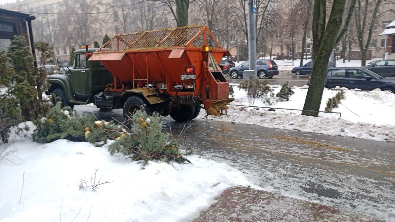 Майже 2 000 комунальників Харкова усунули ожеледицю на дорогах загального користування