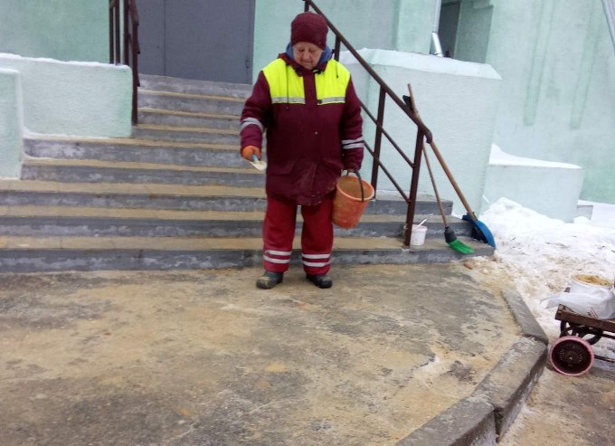 Комунальники Харкова борються з ожеледицею: фото