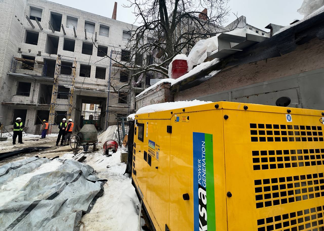 У Харкові продовжують відновлювати житловий фонд, пошкоджений під час ворожих обстрілів