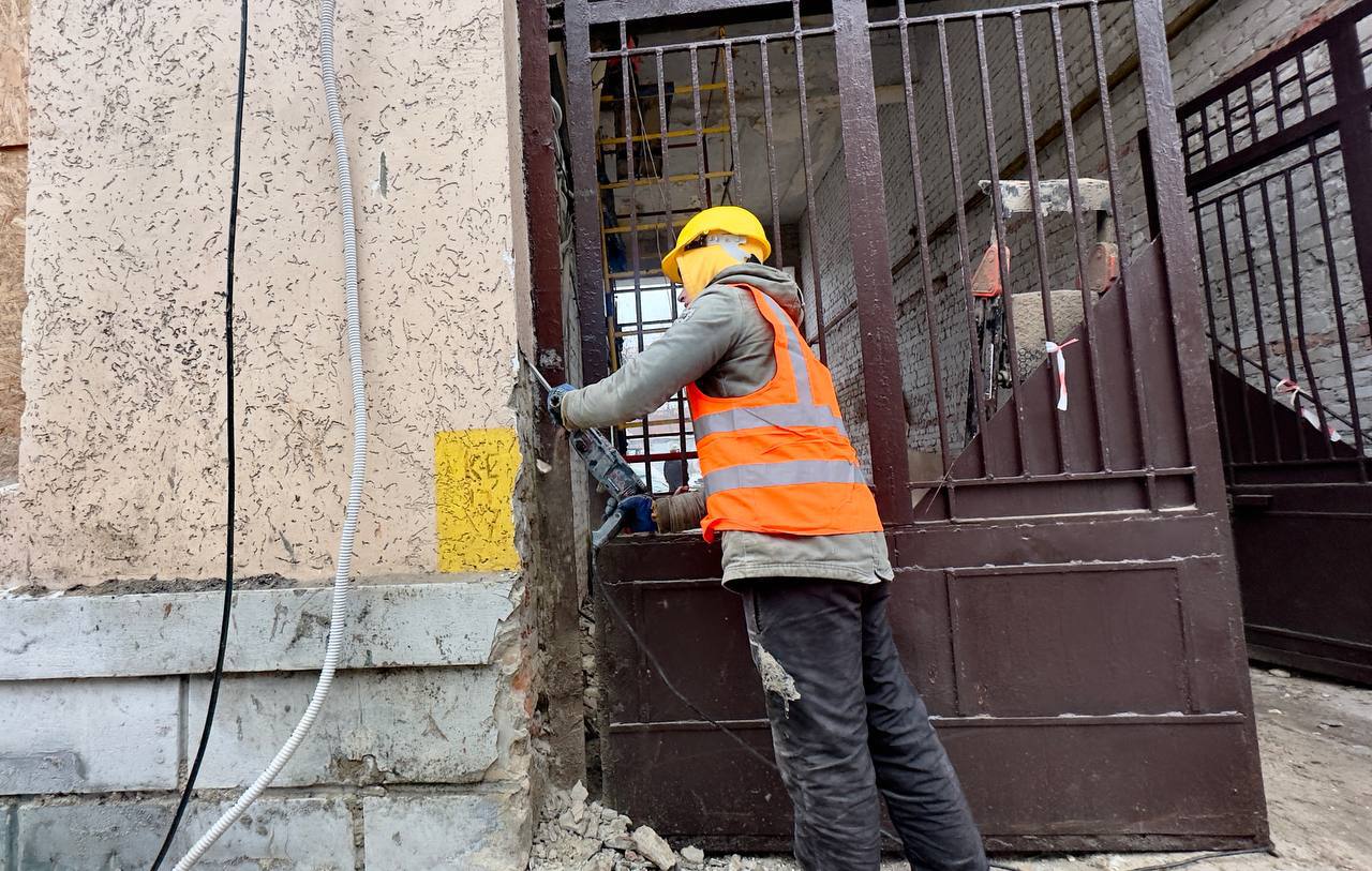 У Харкові продовжують відновлювати житловий фонд, пошкоджений під час ворожих обстрілів
