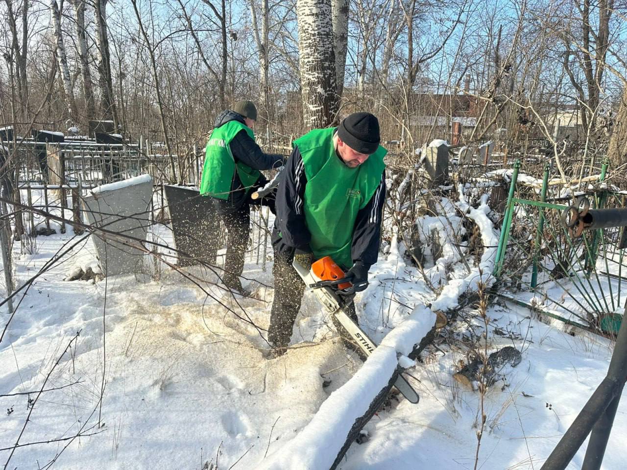 Комунальники Харкова впорядковують території міських кладовищ
