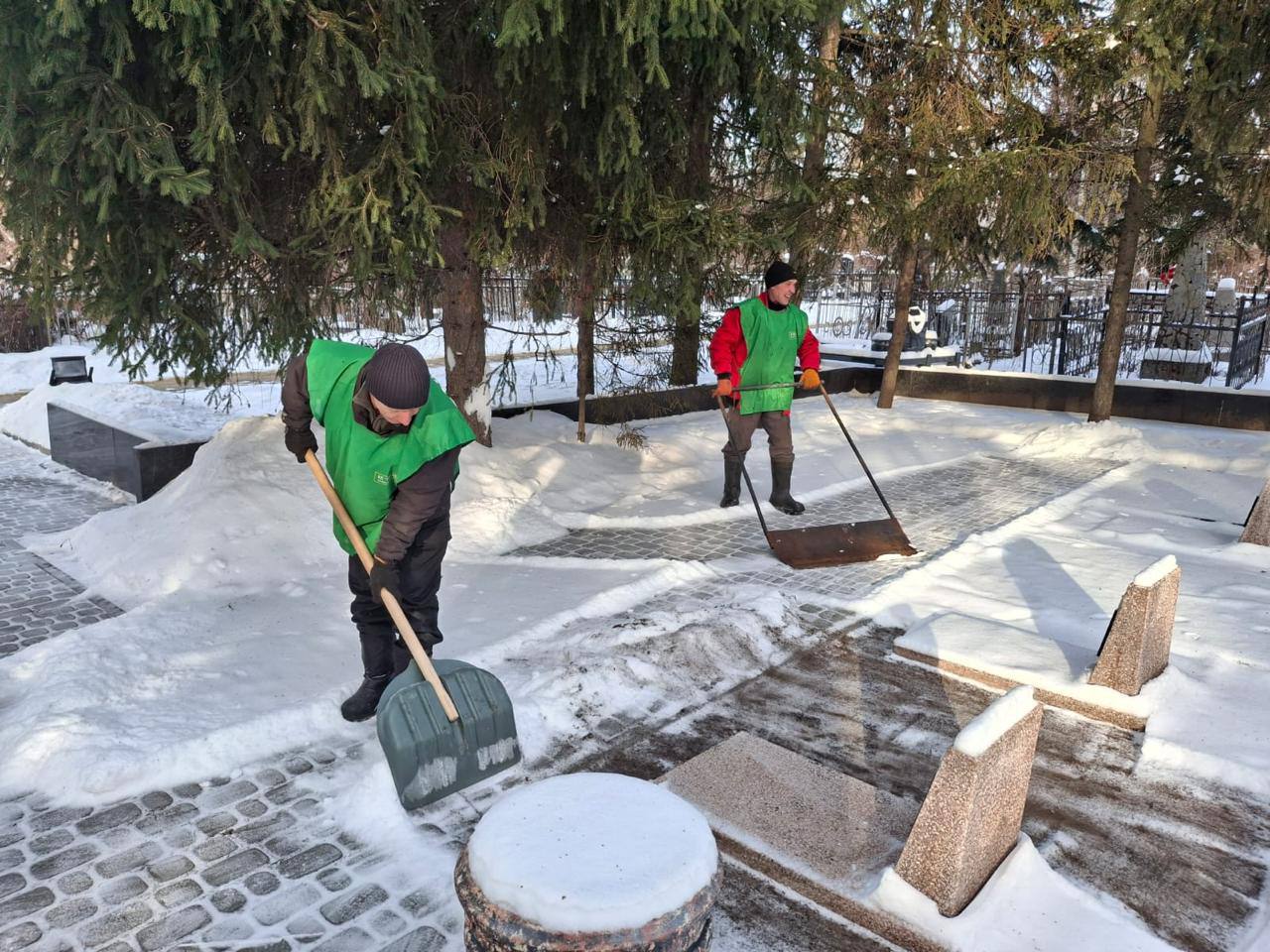 Комунальники Харкова впорядковують території міських кладовищ