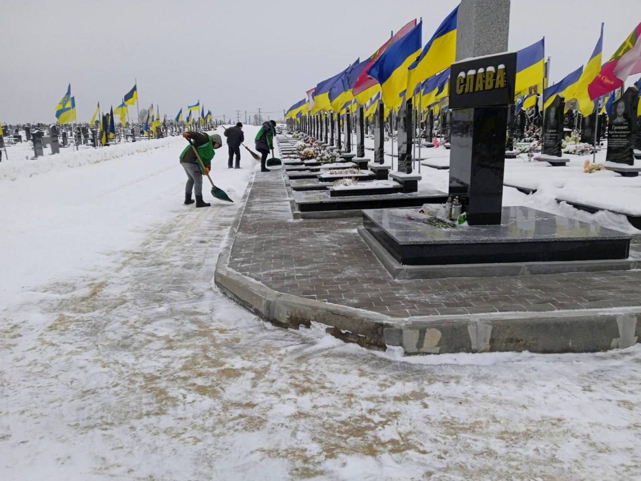 Комунальники Харкова впорядковують території міських кладовищ