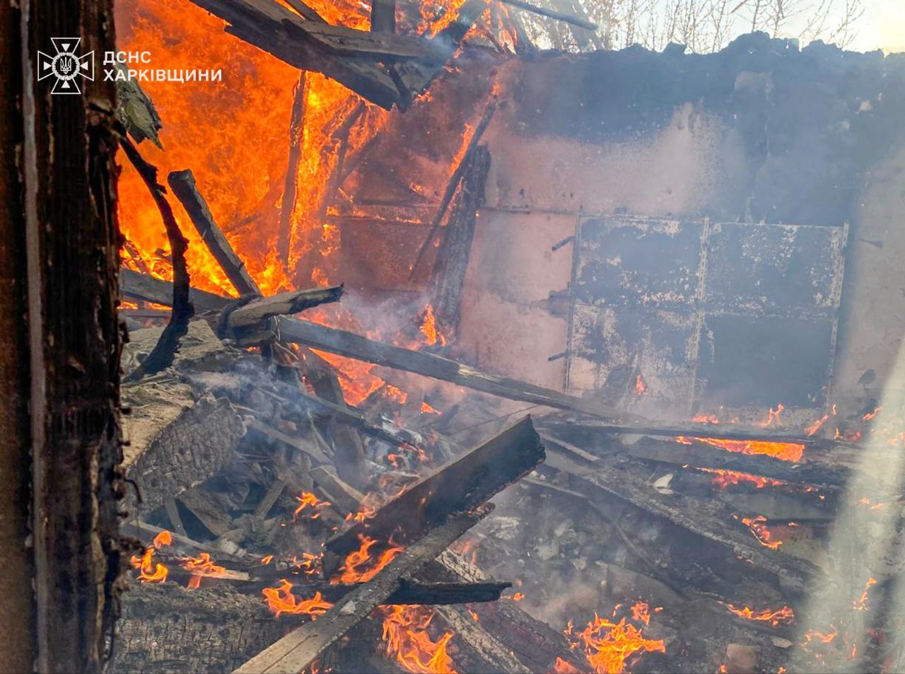 Вогнеборці загасили маштабну пожежу, спричинену окупантами під Харковом (фото)