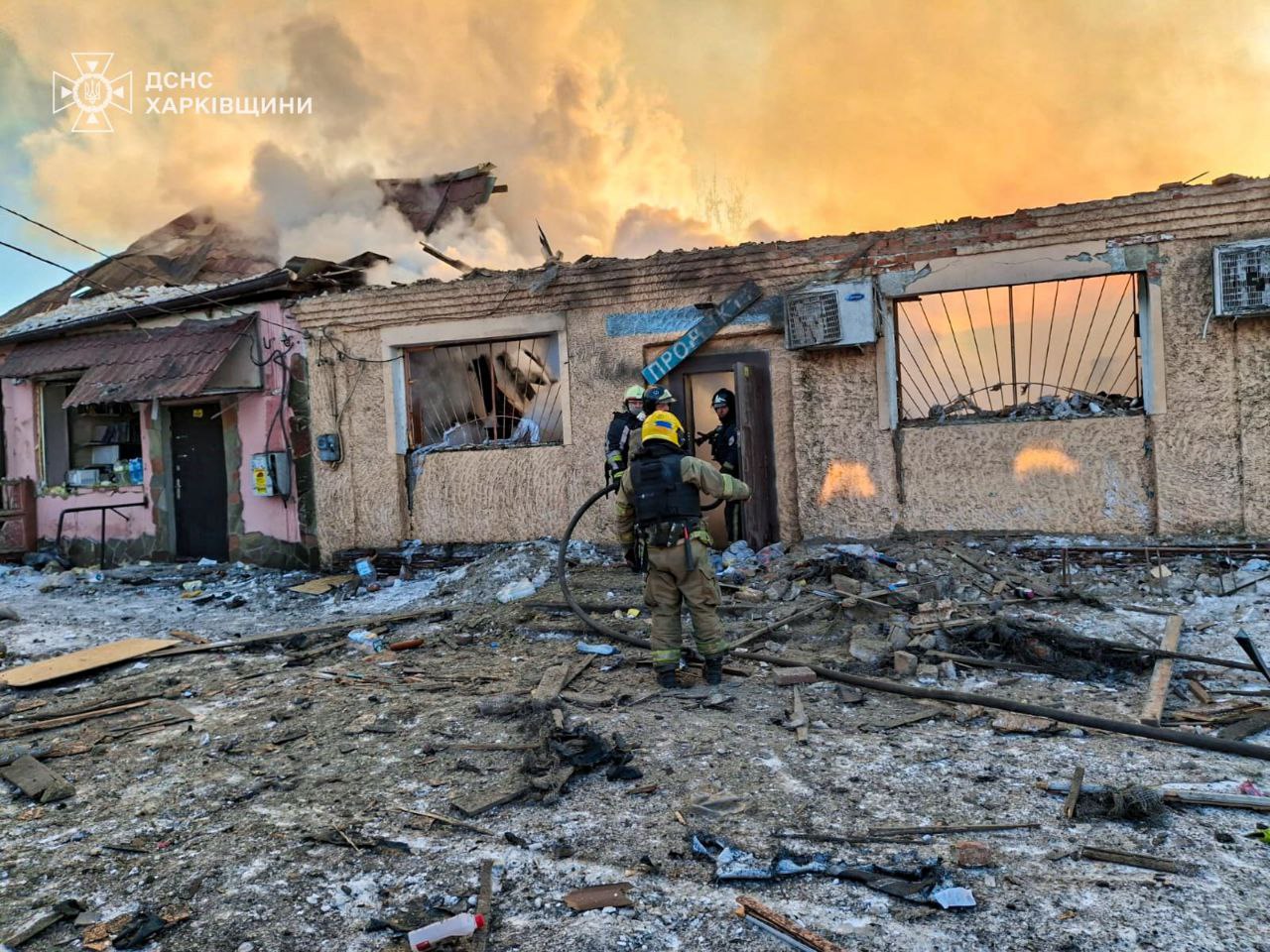 Вогнеборці загасили маштабну пожежу, спричинену окупантами під Харковом (фото)