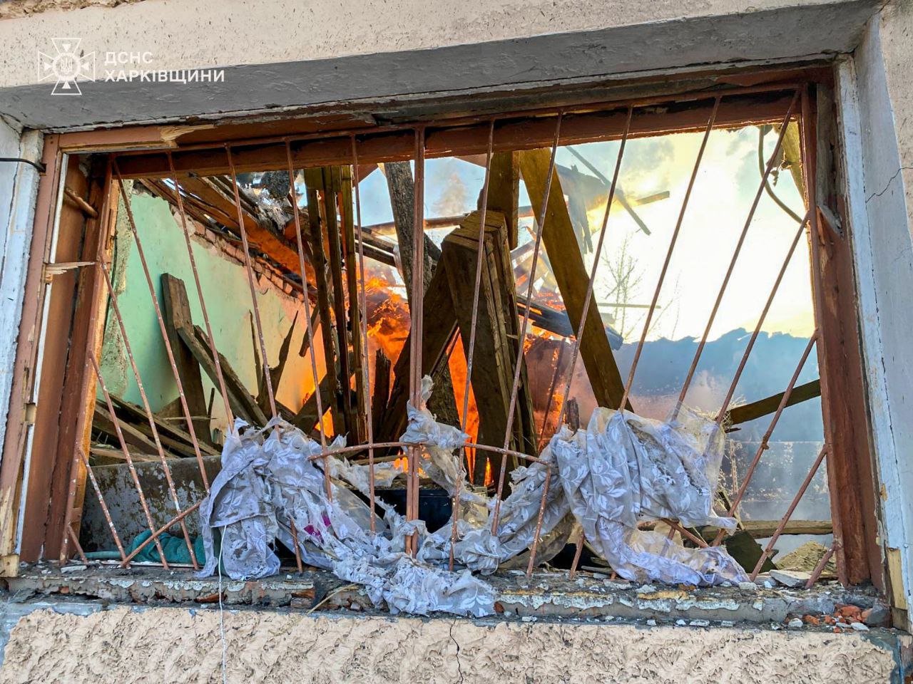 Вогнеборці загасили маштабну пожежу, спричинену окупантами під Харковом (фото)