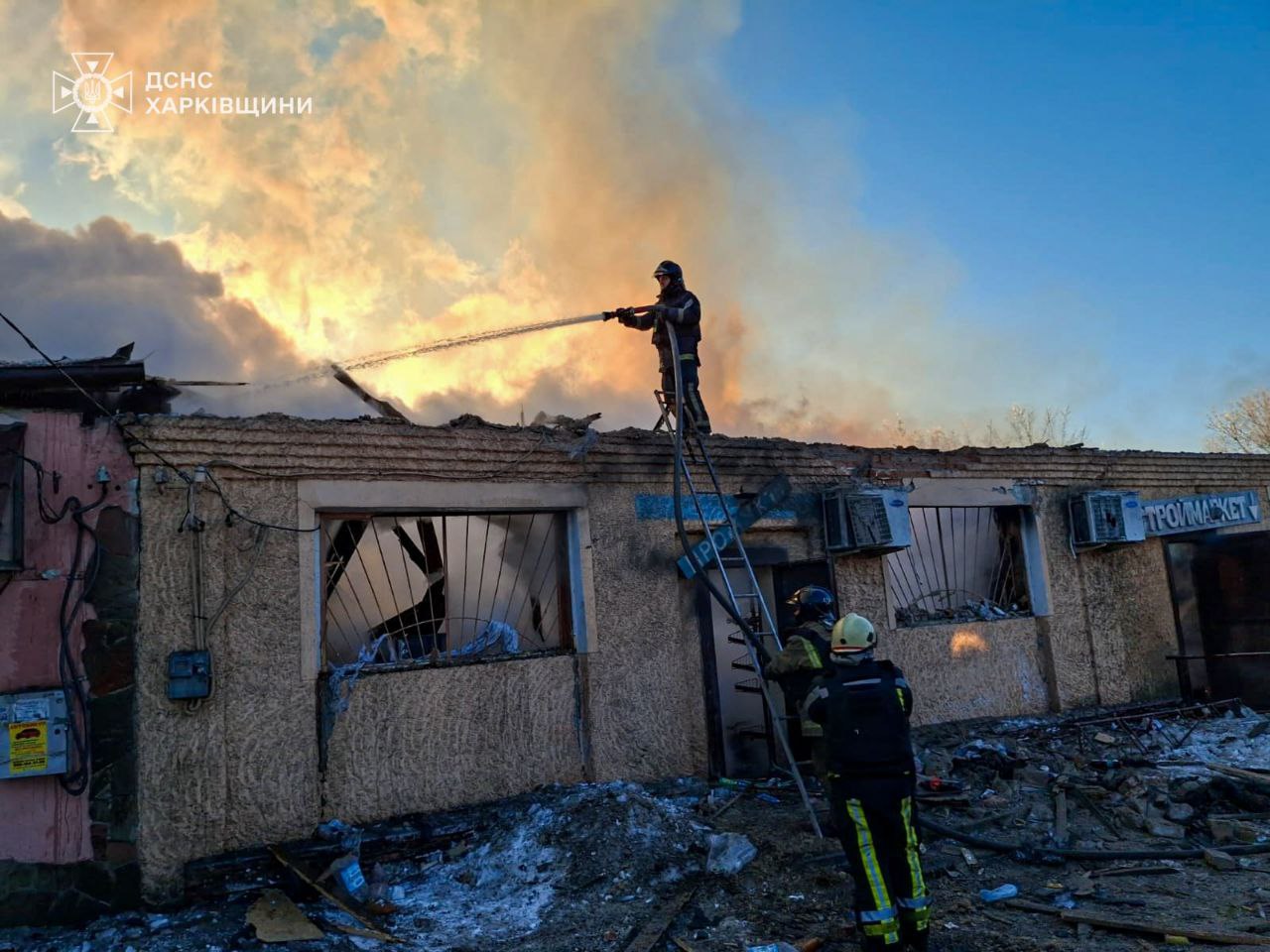 Вогнеборці загасили маштабну пожежу, спричинену окупантами під Харковом (фото)