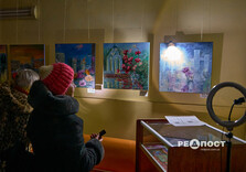 Спочатку з ліхтариками, потім зі світлом: У Харкові відкрилася художня виставка (фото)